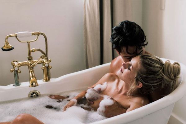 Tắm chung là hành động được nhiều cặp đôi yêu thích